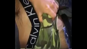 joven solo en su cuarto arrecho jalandose