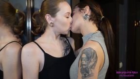 ISABELE and MARINA - Unexpected kisses!