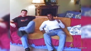 Cô nàng lẳng lơ được Ben Dover và Omar Williams liếm mông và "thúc" vào