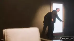 De bochtige godin Vic Marie wordt gedomineerd en hard geneukt.