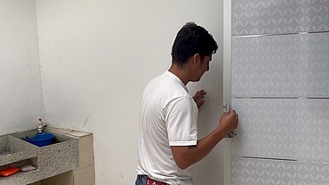 mi hermano no sabe que cuando se va a trabajar me meto por el patio a follarme a su mujer, no es mi culpa que tenga la cuquita tan rica, se lo dejo bien cogidita