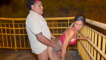 Esposa fazendo exibismo em Av Dutra eis que aparece um dotado e ela namora gostoso