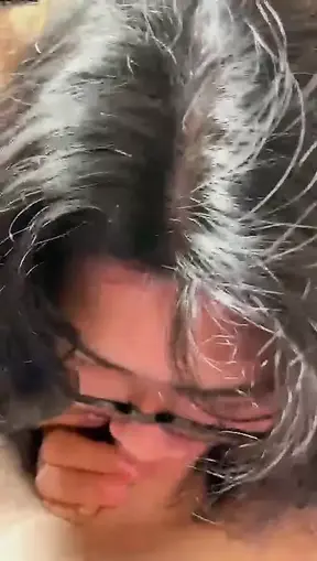 Aziatische meid geeft een diepgrondoog pijpen aan een blanke, dikke lul