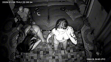 Câmera pega padrasto com as duas enteadas novinhas nuas dançando pelada