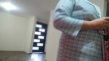el repartidor llega a entregar una encomienda y la mujer no tiene como pagar ella le dice que si le puede pagar con su cuerpo el acepta y comienza a folla que suerte la de este repartido