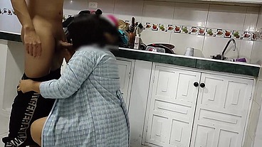 el repartidor llega a entregar una encomienda y la mujer no tiene como pagar ella le dice que si le puede pagar con su cuerpo el acepta y comienza a folla que suerte la de este repartido