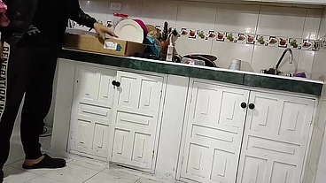 el repartidor llega a entregar una encomienda y la mujer no tiene como pagar ella le dice que si le puede pagar con su cuerpo el acepta y comienza a folla que suerte la de este repartido