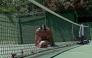 MILF rossa succhia il cazzo attraverso la rete da tennis