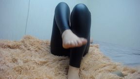 Teen Girl Show Her Legs