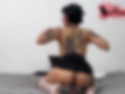 Hermosa chica de los años 80 cabalgando su enorme consolador