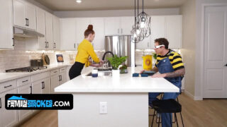 Formás vörös hajú BBW MILF mostohaanyák Erin Everheart és April hanyag szopást adnak, mielőtt intenzív anális döngetést végeznének