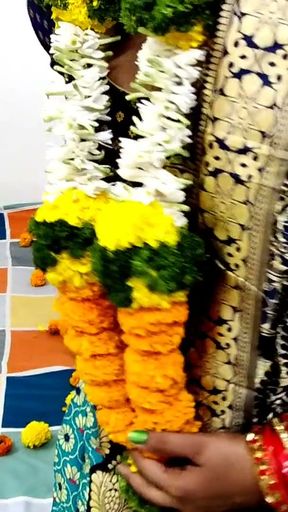 Dost ka suhagrat ke liye bed saja raha tha aur dulhan muze se chudai kara liya   Clip 1