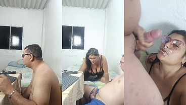 Mi hermanastra me interrumpe mientras estoy haciendo tardes en la pc
