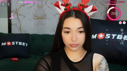 Die Heie Dunkelhutige Milf Beugt Sich ber Das Bett Und Zeigt Ihre Erregte Muschi Nah Vor Der Kamera In Einer Stillen Fantasie