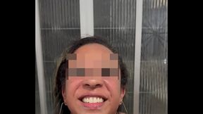 Abordagem a desconhecidos em dose dupla...primeiro no banheiro do Shopping e depois do bloco dentro do metro: duas gozadas na boquinha, duas fodas no p&ecirc_lo!