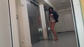 milf attends l ascenceur les seins nus