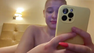 Varm olieret amatør teenager ryster sin store røv solo