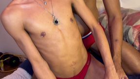 novinho toma pirocada firme sem capa enquanto o corno se diverte filmando