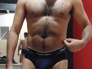 Caliente en los vestidores del gym
