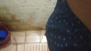 Solo amatör björn runkar massiv BBC och pissar i ångande badrumssession