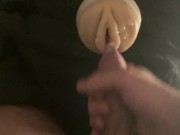 Je baise sa grosse chatte fleshlight jusqu’à l’ejaculation