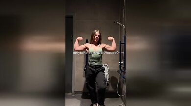 18yo Gym Squat Mess: TikTok Live Pussy Gape Leak
