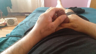 Büyük penisli amatör eşcinseller, sert bir şekilde boşalmadan önce yoğun el masajlarıyla devasa penislerini mastürbe ediyorlar.