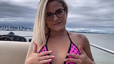 Loira rabuda mamou e sentou gostoso na piroca em alto mar e levou gozada na xoxota. **Completo no Sheer e no Red**