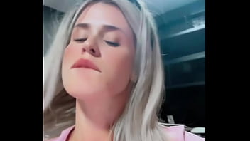 Loira novinha fantasiada de coelhinha brinca com seu brinquedinho at&eacute_ gozar
