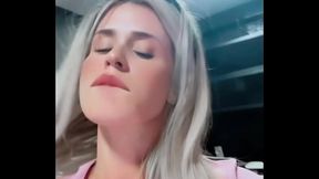 Loira novinha fantasiada de coelhinha brinca com seu brinquedinho at&eacute_ gozar