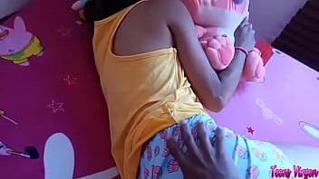 Mi sobrina esta en su dormitorio y la vigilo hasta que me atrevo a follarmela, inocente sobrina se deja coger por mu&ntilde_ecas