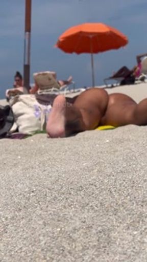 Geile beim Fingern am FKK Strand erwischt!