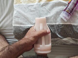 Gozando muito nos meus pés com uma buceta artificial de silicone