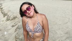 Un desconocido me esp&iacute_a en la playa y me convence de ir a su apartamento y follar salvajemente.