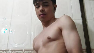 Amadores gays jovens fazem vídeo caseiro no banheiro: masturbação com pau grande leva a uma foda anal quente