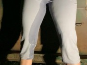 Babe drenches her yoga pants behind dumpster