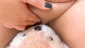 Cute pussy humps a stuffy and squirts