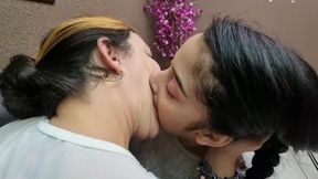 Kissing - MatureTube.com