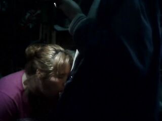 Me chupa el pene en la oscuridad mientras filmo