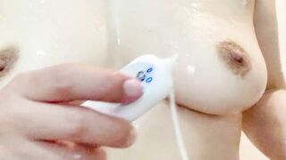 おもちゃで乳首イキ　ローションヌルヌルで敏感になった、むっちりエロい巨乳日本人がもだえる　素人個人撮影