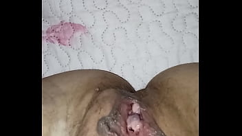 GretaLa - flash open pussy mentre lui russa