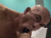 je suce un God dans cette très courte video