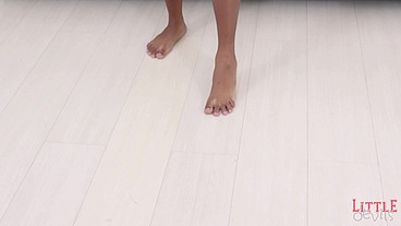 Estreiando no porno, jovem negra do rabão bem gostoso fudendo a primeira vez no porno na frente das cameras - Little Devils #27 Vitoria Smith