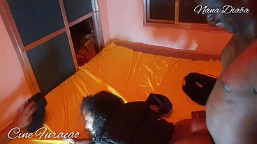 Nana Diaba, Policial Safada ao invés de acabar com a festa levou geral pro quarto e fudeu com todos eles e levou leitinho na boca - Bastidores equipe Damas e Vagabundos