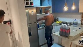porteiro veio trazer uma encomenda. nao resisti e dei pra ele.
