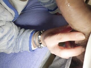 Mi Vecina quiere un creampie en su coño peludo mientras su marido trabaja. Casero real.