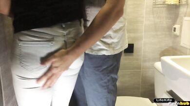 ПРОВЕРКА ВЕРНОСТИ ВАШЕГО МУЖА. СЕКС В ТУАЛЕТЕ НОЧНОГО КЛУБА.