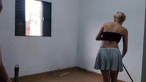 fomos fazer uma faxina vi ela sem calcinha ja logo comi ela no pelo