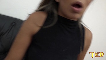 A milf peluda Julia Sato caiu na lábia do câmera aproveitador, comeu o cú dela e fez um POV