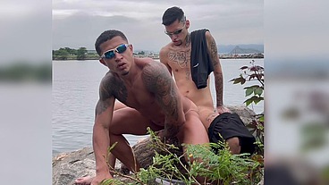 FUDENDO NA BEIRA DA PRAIA COMENDO O CU DO MEU PARCEIRO DEPOIS DO BOLCO DE CARNAVAL DEIXA O CUZINHO DELE PINGANDO LEITE